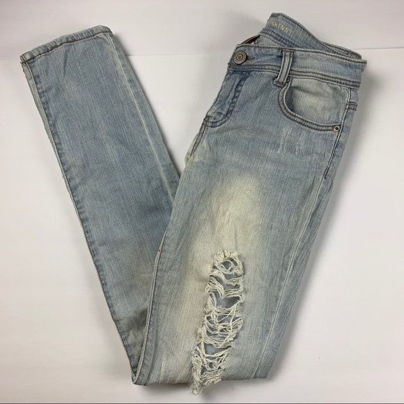 ❌SOLD❌ Mossimo Distressed Light Wash Skinny Jeans - Picture 2 of 8
